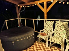 Hause with jacuzzi half hour from Budapest